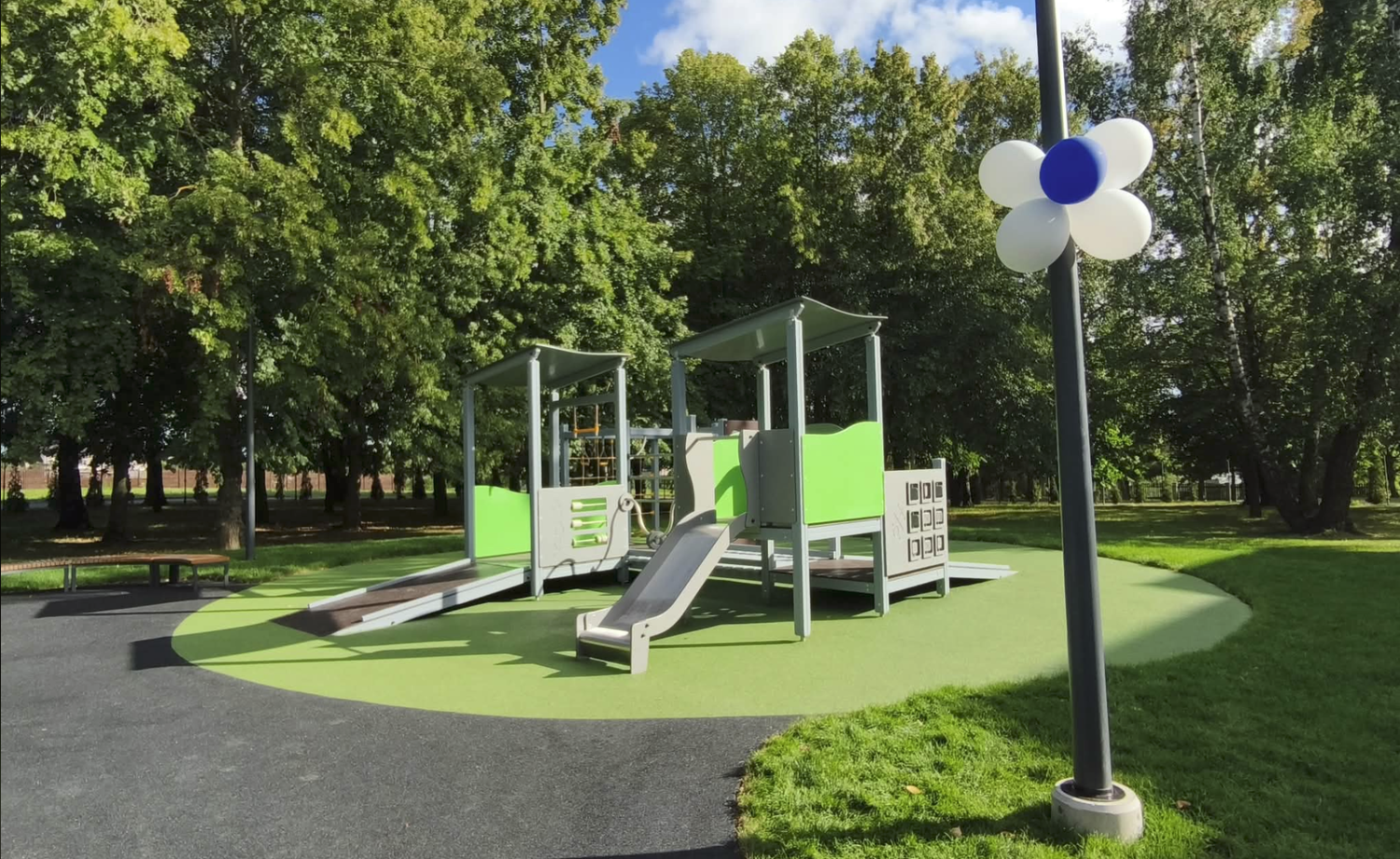 Trakų globos centre – „Patikimas turtas“ UAB įrengta sertifikuota žaidimų aikštelė vaikams su negalia
